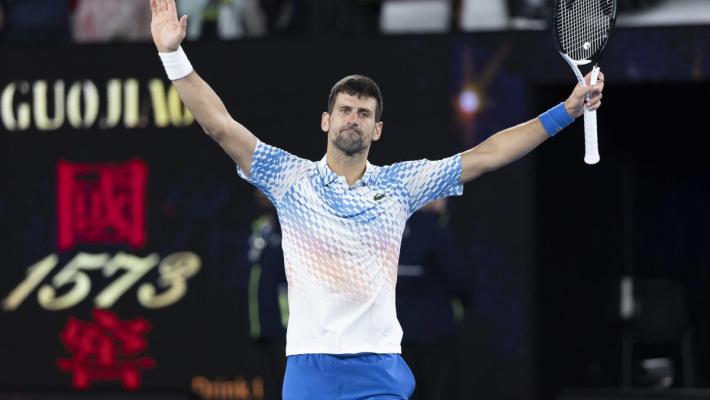 Djokovic vince gli Australian  Open, eguaglia Nadal per slam vinti e torna numero uno