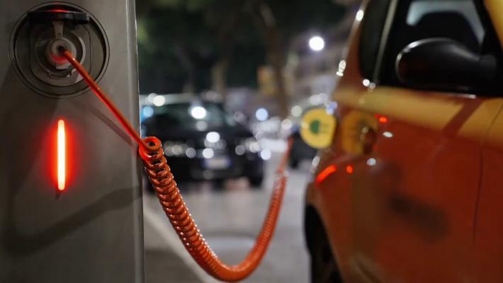 Auto elettrica: l'Italia viaggia a fari spenti