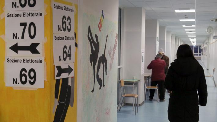 Amministrative, seggi riaperti in 595 comuni. Affluenza in calo al 46%