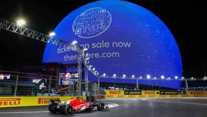 Pole position per Leclerc a Las Vegas, Sainz penalizzato parte 12°