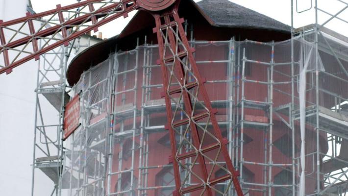 Parigi, si staccano le pale del Moulin Rouge. Nessun ferito
