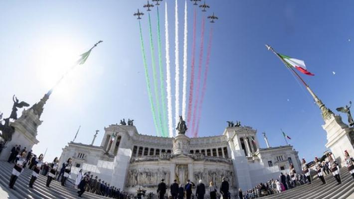 Mattarella depone corona d'alloro all'Altare della Patria