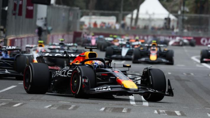 Verstappen trionfa in Azerbaijan, out il leader Piastri