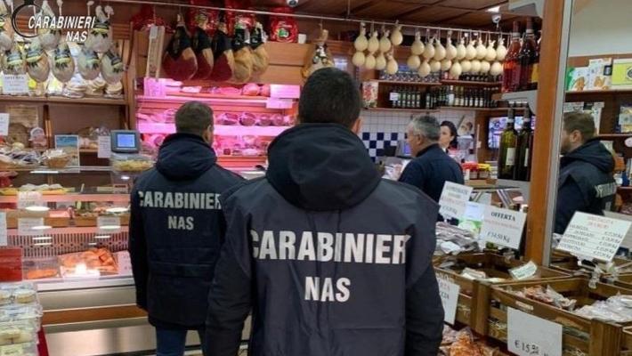 Nas Napoli sequestrano nei supermercati 21 tonnellate di alimenti