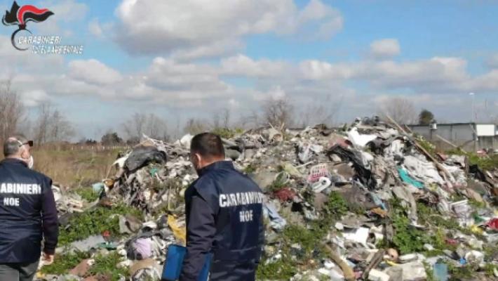 Rifiuti pericolosi, Carabinieri Noe sequestrano discarica abusiva di 1000 mq