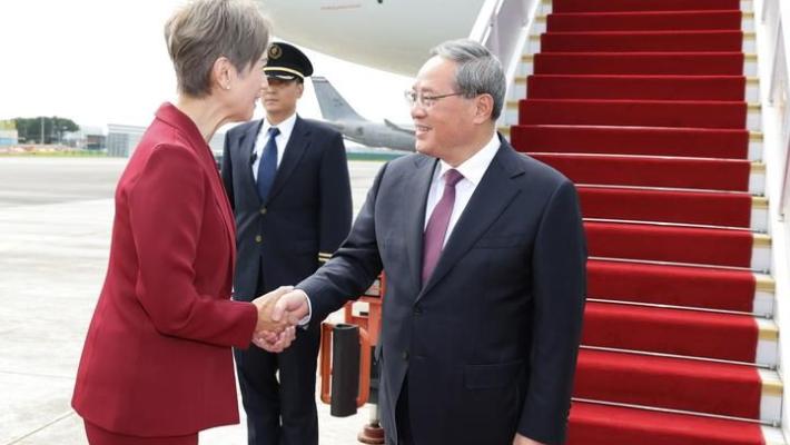 Premier cinese arriva a Singapore per una visita ufficiale