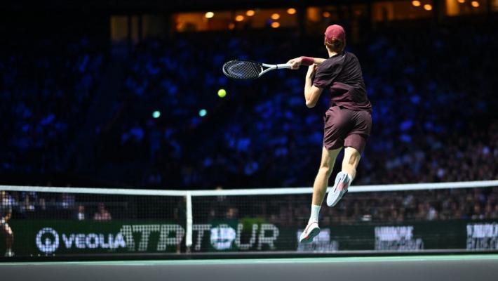 Sinner schiaccia Zverev e vola in finale a Parigi indoor