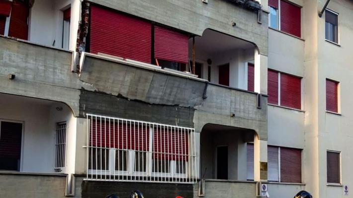 Esplosione in una palazzina nel Torinese, un ferito grave
