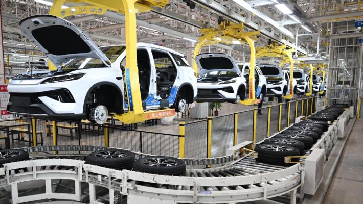 Cina: produzione e vendita veicoli elettrici aumentano nei primi 10 mesi del 2025