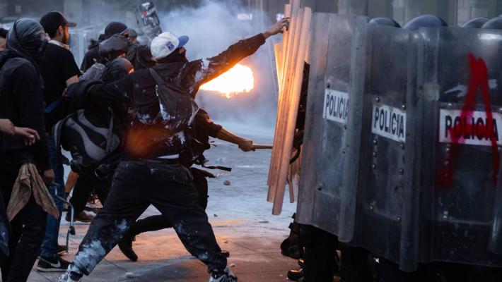 Scontri in Messico durante protesta "Generazione Z", feriti e arresti
