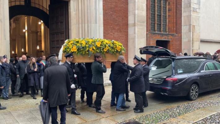 Ultimo saluto di Milano a Ornella Vanoni, la nipote Camilla intona "Senza fine"