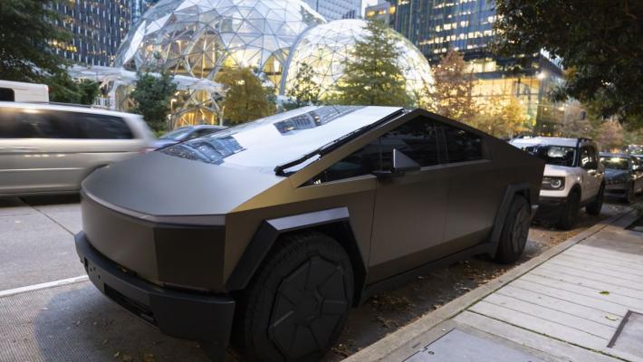 Tesla, sistema guida autonoma salva automobilista USA da scontro frontale notturno