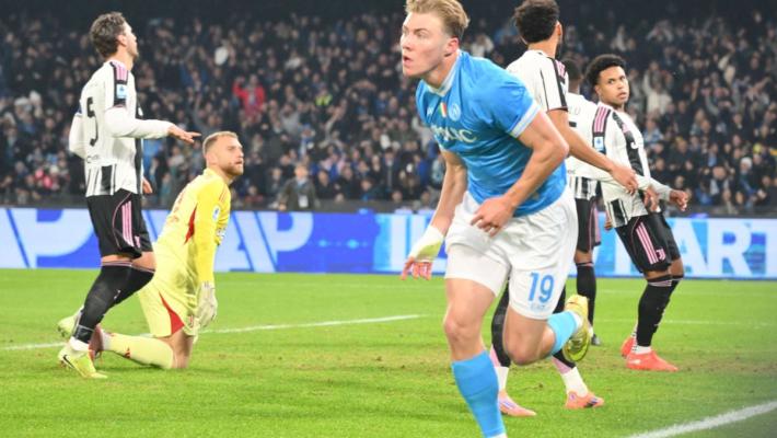 Il Napoli batte 2-1 la Juve e torna in vetta, doppietta di Hojlund
