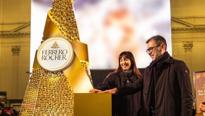 Ferrero Rocher illumina il Natale di Milano, piramide dorata a Piazza San Carlo