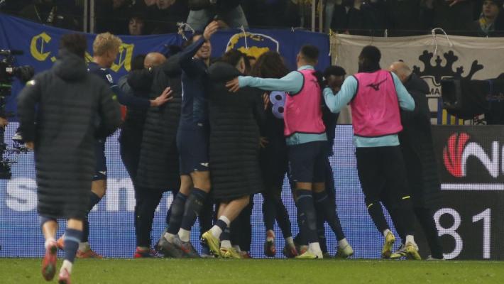 Lazio eroica, resta in 9 ma vince a Parma