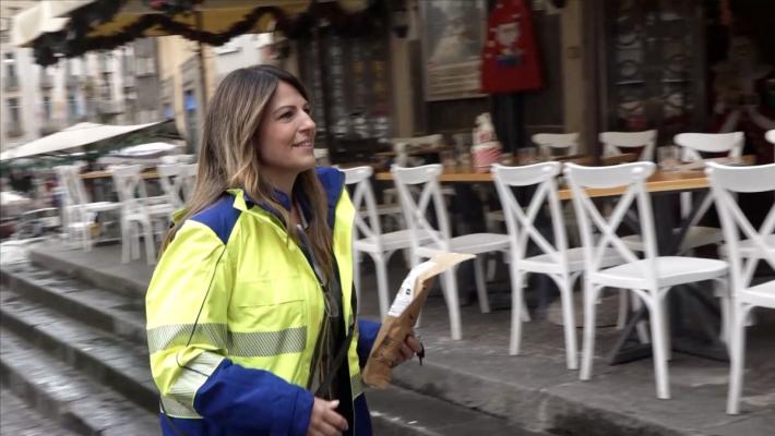 Napoli, il portalettere al servizio della comunit&agrave; nel centro storico
