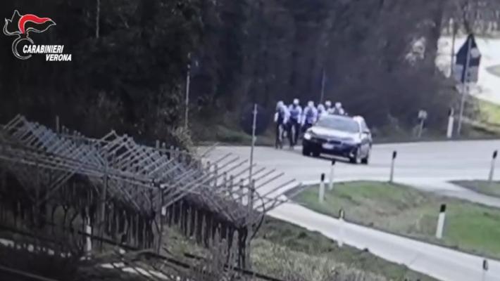 Spara a ciclisti per strada nel Veronese, dietro il gesto avversione verso le bici