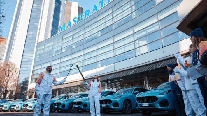 La nuova Maserati Grecale Cristallo saluta il passaggio della Fiamma Olimpica