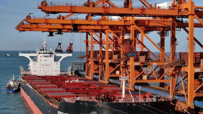 Cina, commercio estero in aumento del 3,8% nel 2025