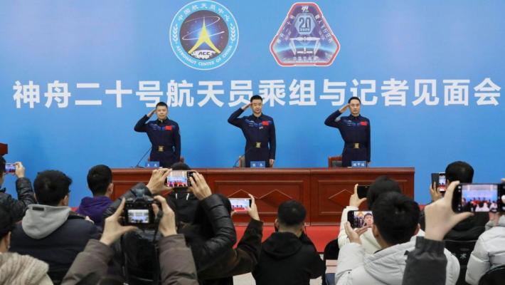 Cina, conferite medaglie ai tre astronauti della missione Shenzou-20