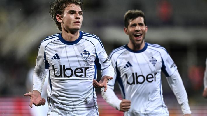 Il Como vince 3-1 in rimonta a Firenze, ai quarti contro il Napoli