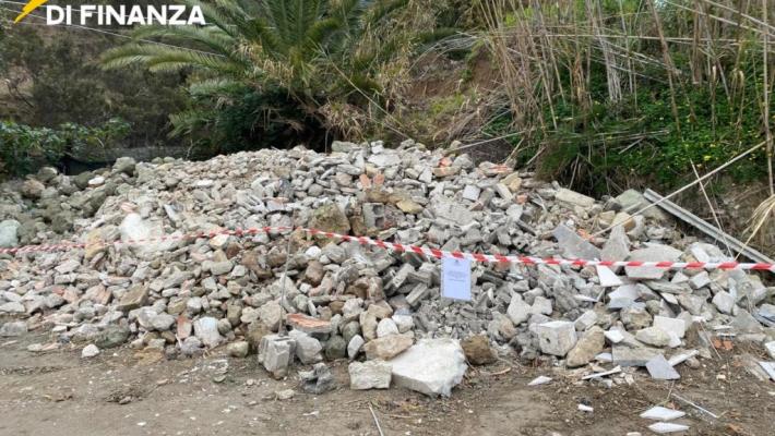 Discarica abusiva di 300 mq a Ischia, sequestri e denunce