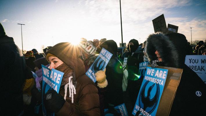 In migliaia a Minneapolis contro Ice, appare a sorpresa Bruce Springsteen