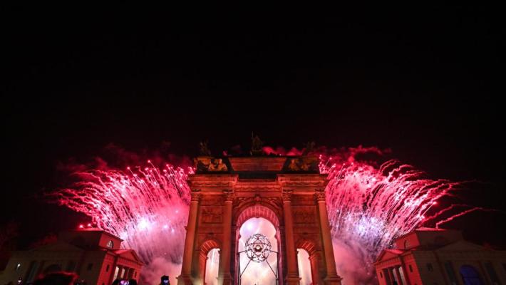 Mattarella in tram, poesia, musica e grandi star: parte Milano-Cortina