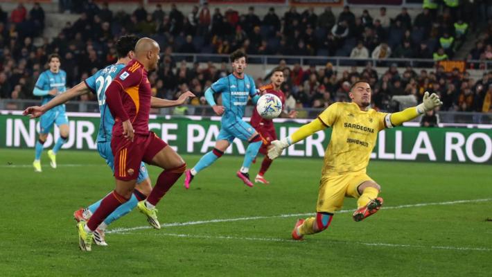 La Roma piega il Cagliari: doppietta di Malen e Juve agganciata
