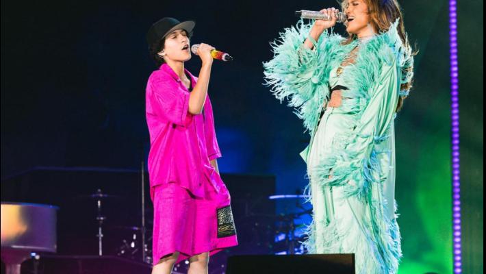 Pronome neutro sul palco per Emme, Xavier cambia sesso : JLo e Musk, i figli gender fluid protagonisti