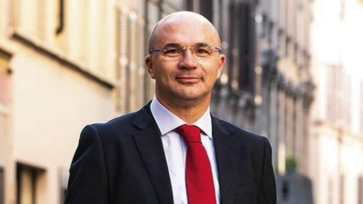 Il sindaco canta "Bella Ciao" a una festa (al chiuso): scoppiano le polemiche