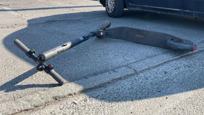 Scontro fra un'auto e un monopattino in via Toscana: ferite lievi per una 32enne