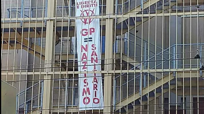 Striscione No vax sul Padiglione Barbieri, il sindaco Guerra e l'Ordine dei Medici: "Inqualificabile e antistorico"