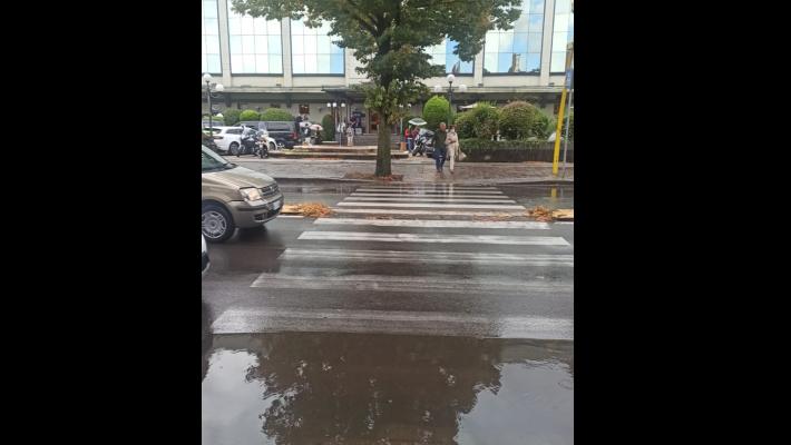 "Ad ogni pioggia viale Piacenza diventa... laghetto"