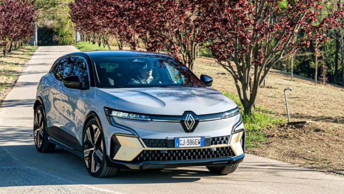 Al volante di Renault Mégane E-Tech: ecco come va 
