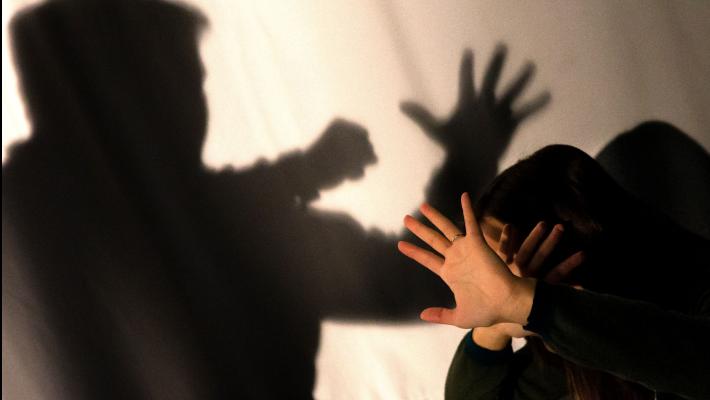 Lo stalker lancia accuse contro l'ex e il padre, ma arriva un'altra condanna: 4 anni e 5 mesi