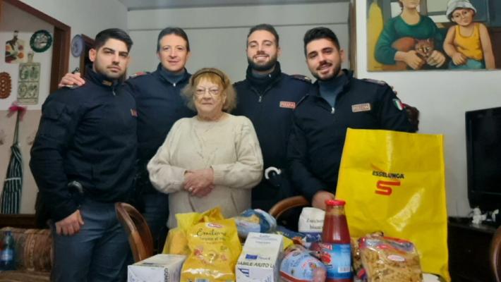 Anziana borseggiata (e derubata di oltre 1.000 euro): i poliziotti le regalano la spesa
