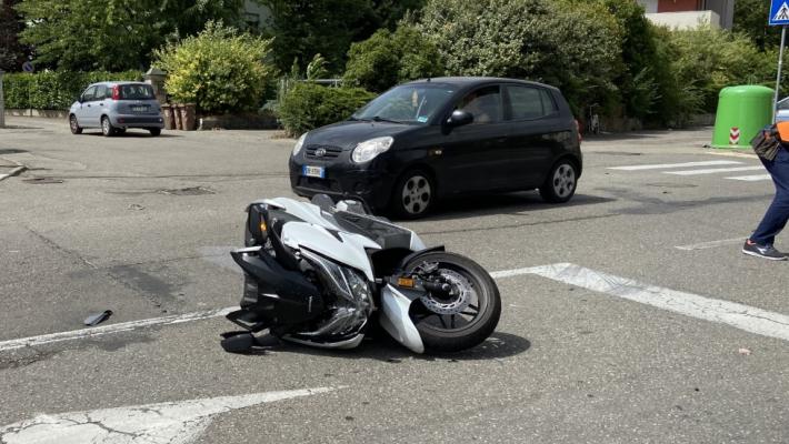Pomeriggio terribile sulle strade di Parma: scontro auto-scooter, un ferito 