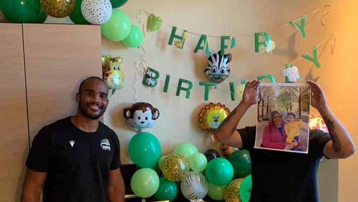 Mbandà e la prima festa ("particolare") di compleanno del figlio Leone