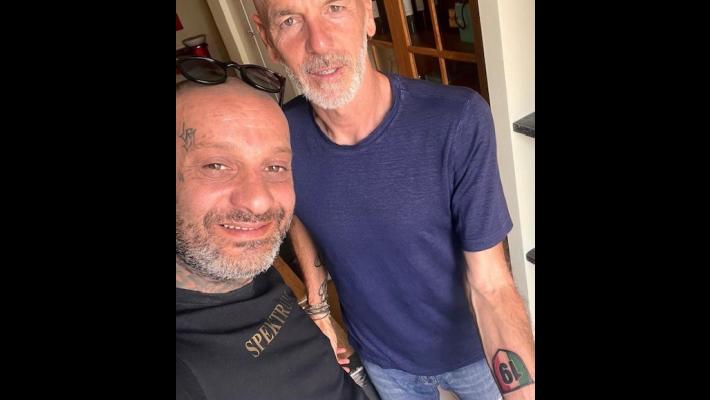 Il Milan sfila per le strade di Milano sul pullman scoperto: tifosi in delirio. E Pioli con il nuovo tatuaggio