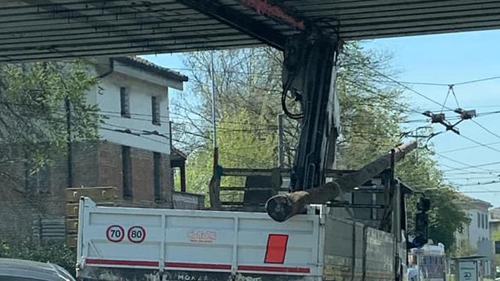 Camion danneggia il ponte della ferrovia in piazzale Caduti del Lavoro.  Circolazione interrotta tra Parma e Vicofertile. Treni fermi in stazione da quasi un'ora
