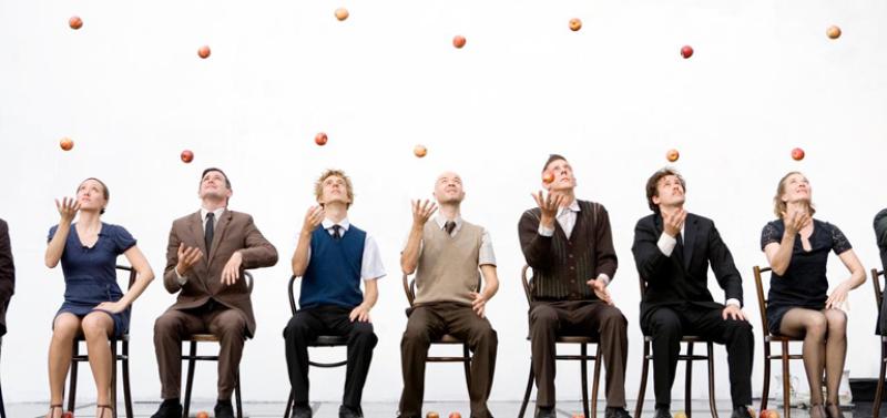 Danza e circo:  il gioco delle mele  per rivelare la natura umana 