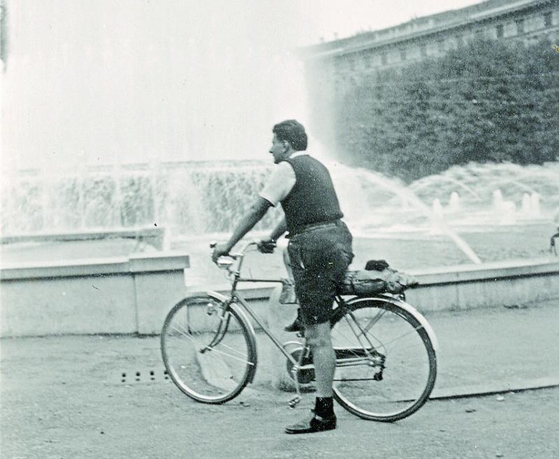 E il pap&agrave; di Don Camillo salt&ograve; in sella e &laquo;partecip&ograve;&raquo; al  Giro d'Italia