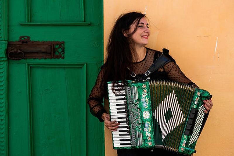 &ldquo;Poesia senza quartiere&rdquo;: reading di Gabriele Parrillo con le musiche dal vivo di Sara Calvanelli