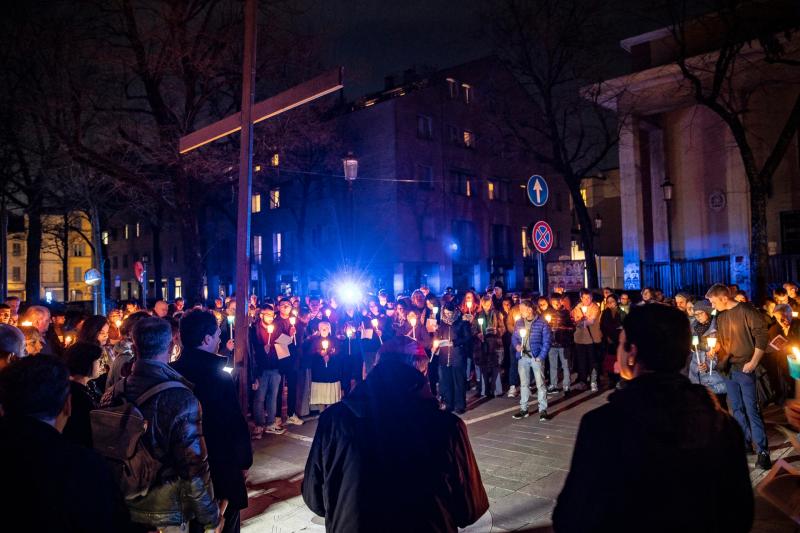 La via Crucis per le vie della citt&agrave;