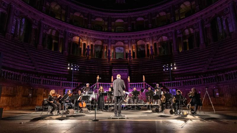 Be Candle in the Darkness: Roberto Bonati e la ParmaFrontiere Orchestra al Teatro Farnese. Dedicato a Gaza 