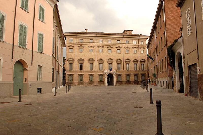 Contro la violenza: marcia silenziosa e poi la cena letteraria