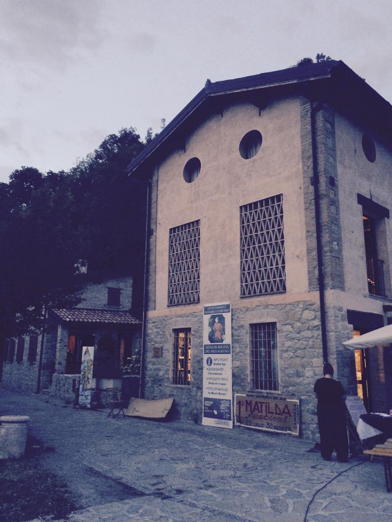 Aperitivo con l'eclissi e cena con camminata notturna a Canossa