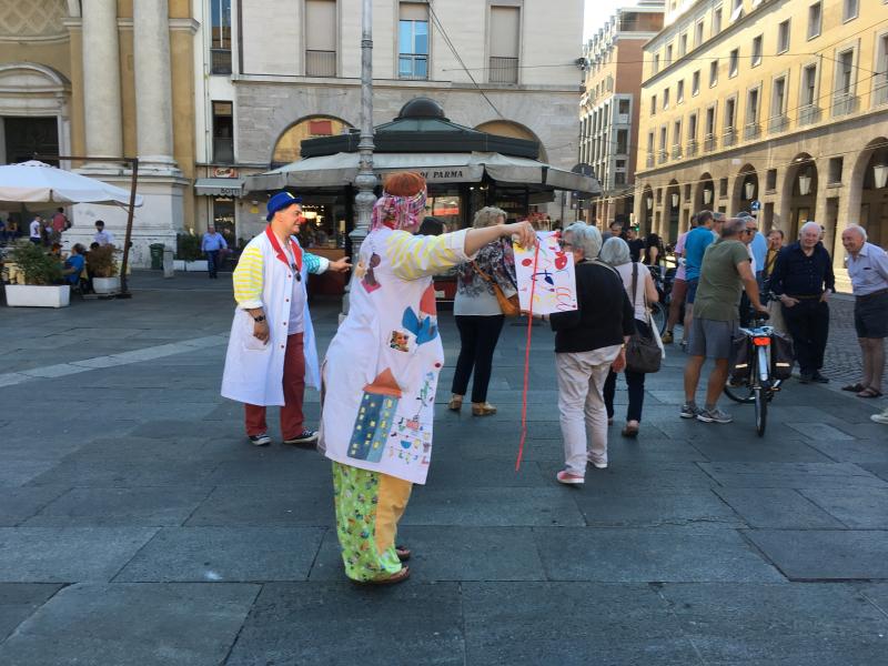Divertimento e solidariet&agrave;: torna la Giornata del Naso rosso con i clown Vip in piazza della Pace 