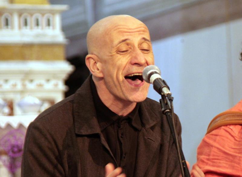 Peppe Servillo e i canti di guerra